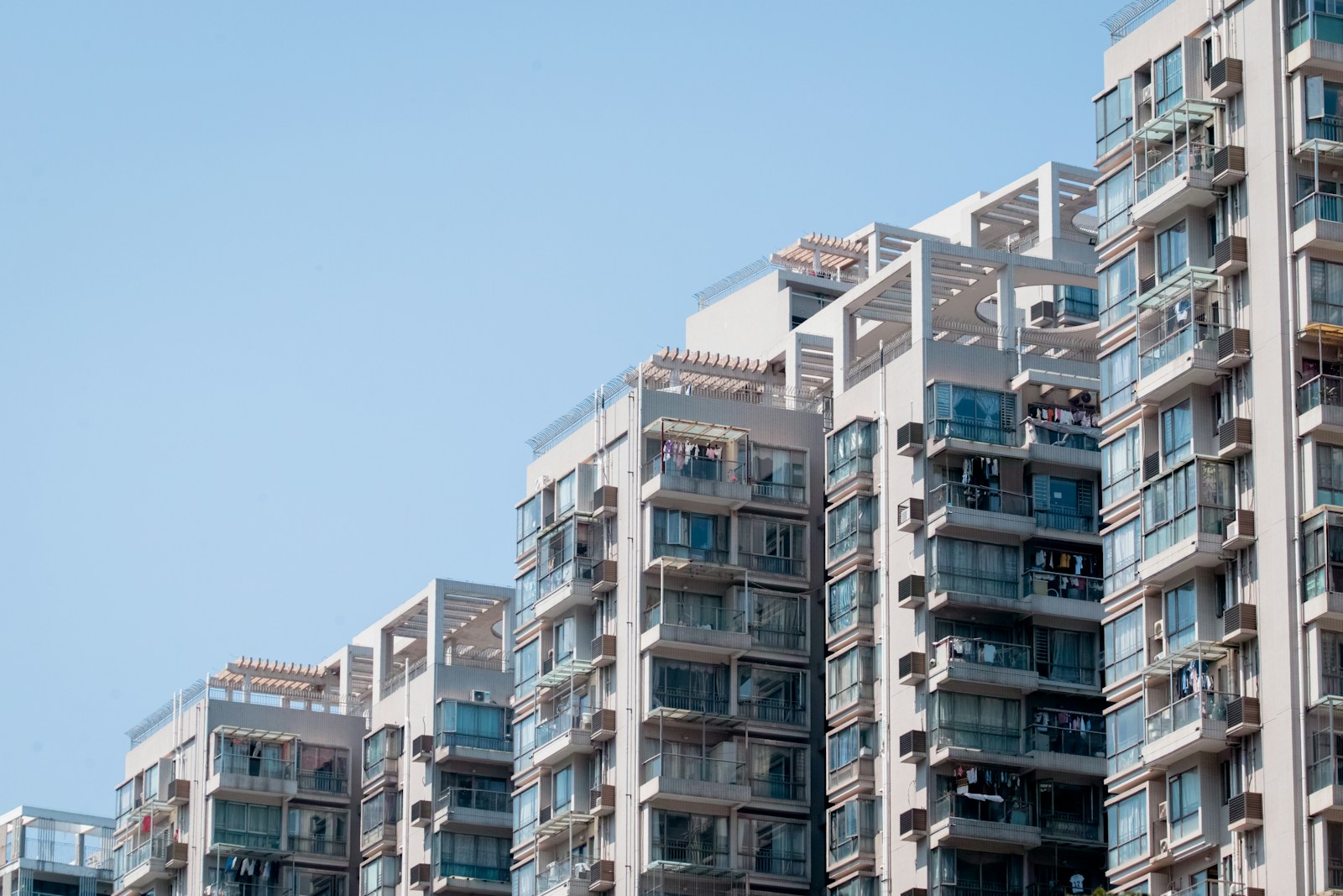 Torres residenciais contemporâneas com varandas sob céu azul